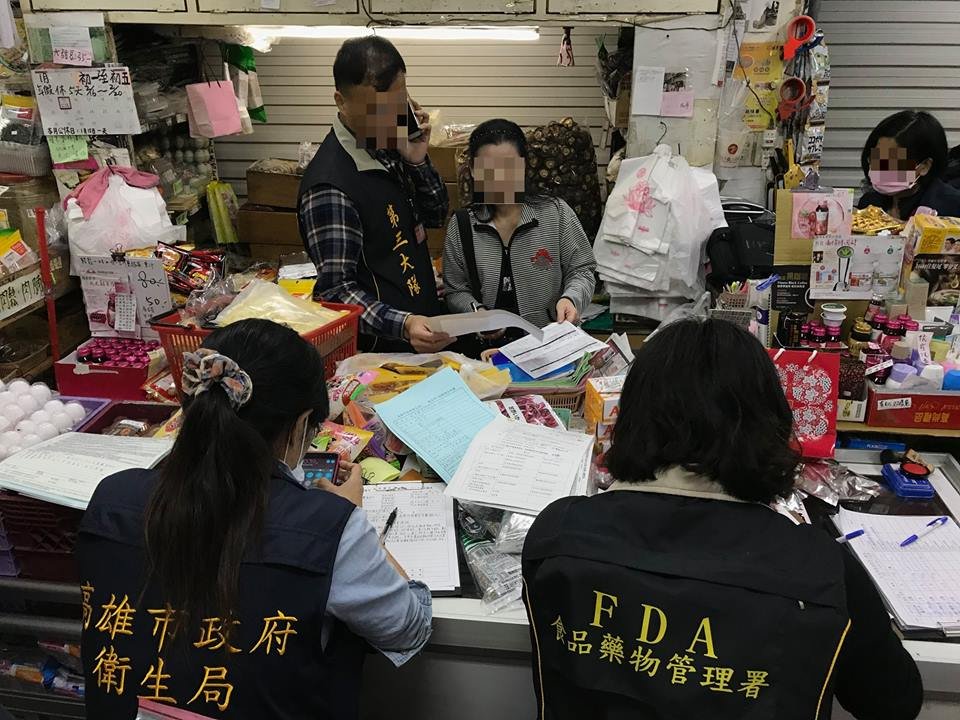 食藥署查獲高雄雜貨店賣逾期食品