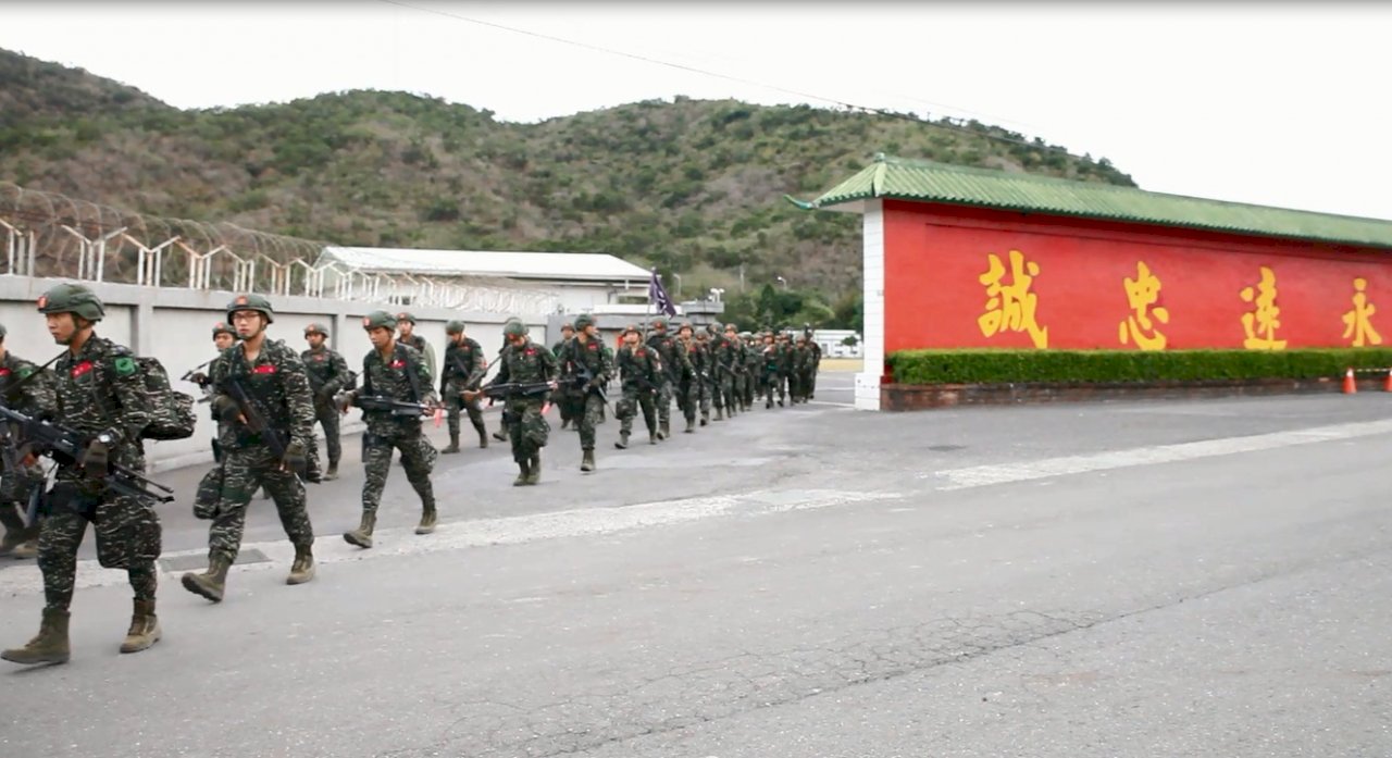 負重25公斤 陸戰官兵恆春大行軍