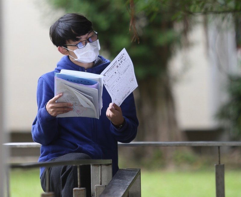 學測英文生活化 作文考一窩蜂排隊現象