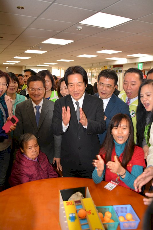 賴清德鹿港視察長照  盼長輩健康快樂
