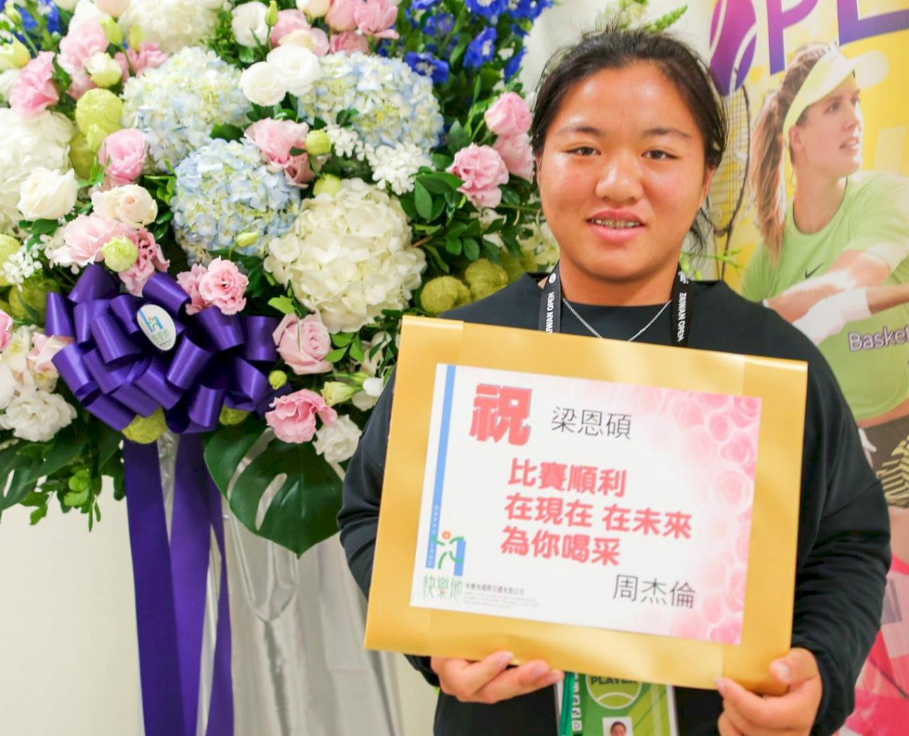 偶像周杰倫送花籃加油 梁恩碩超興奮