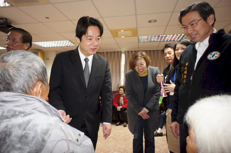 賴揆：透過多項政策 提高長照服務員光榮感