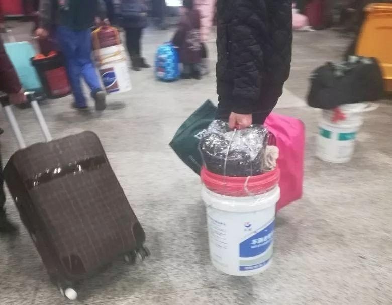 中國春運神器 油漆桶能當座椅與裝垃圾