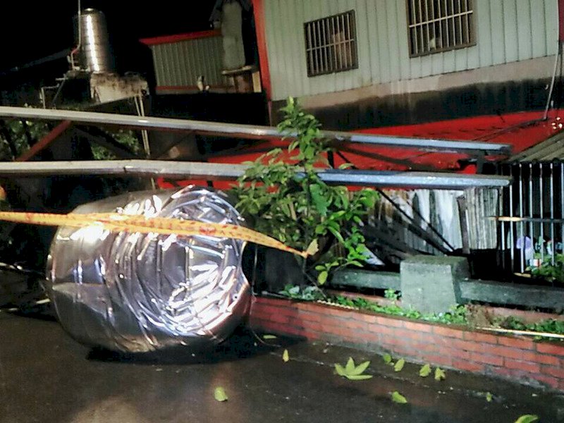 地牛翻身、寒流侵襲 大樓磁磚剝落風險增