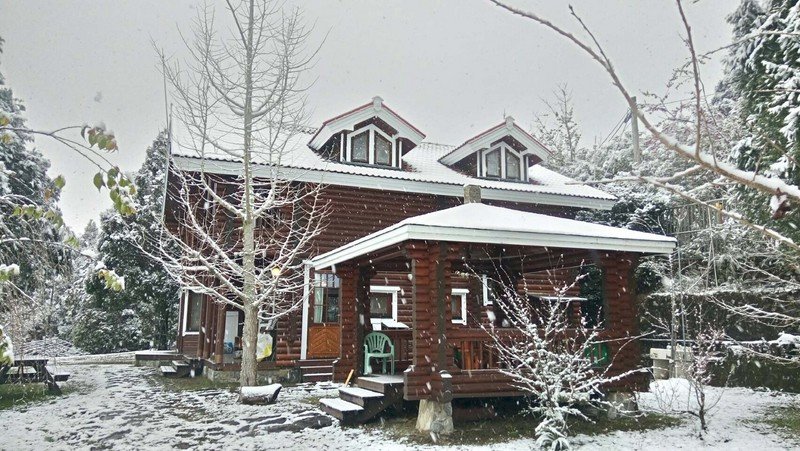 桃園拉拉山雪不停 神木區積雪10公分