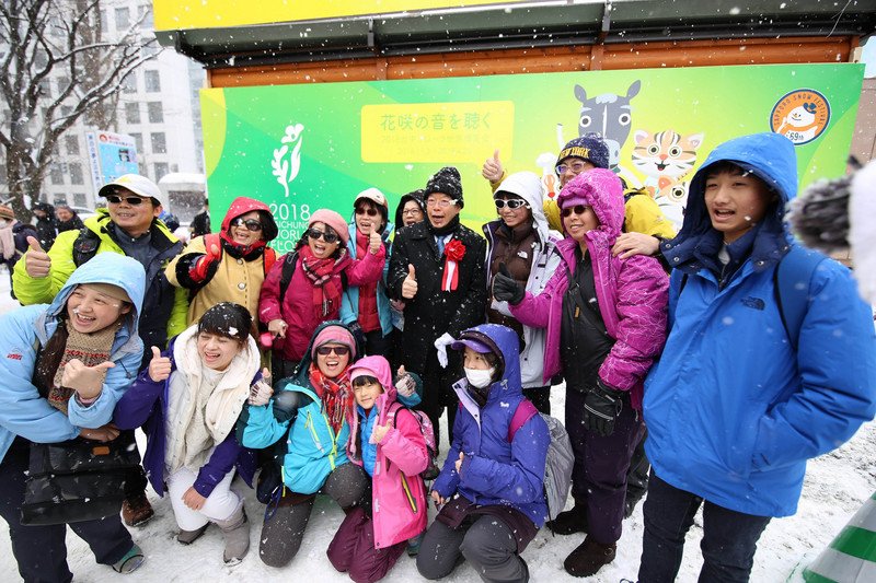 謝長廷札幌雪祭剪綵 同鄉小妹樂獻雪球