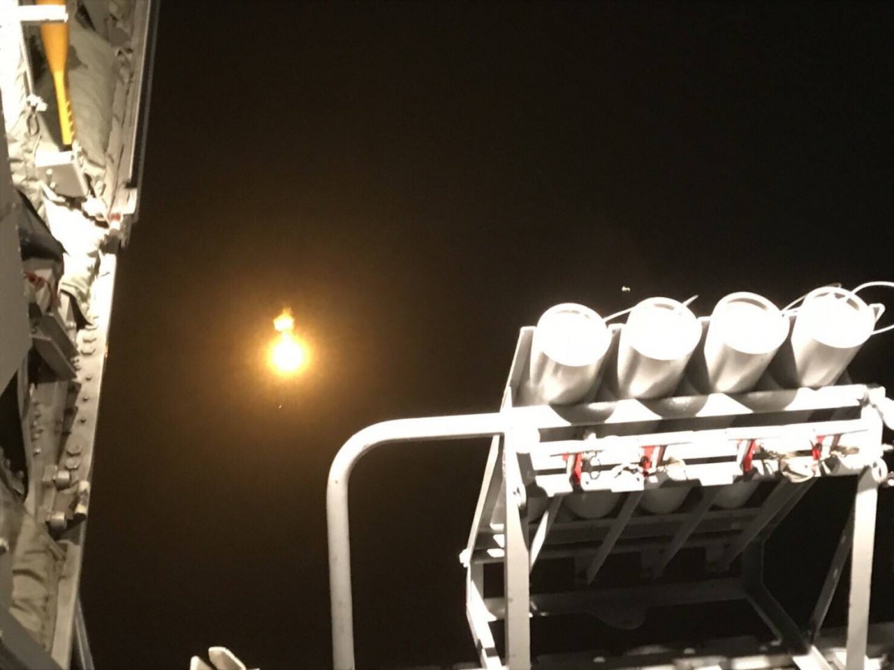 接力搜尋黑鷹 空軍夜間投放照明彈