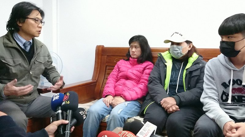坐鎮台東搜救黑鷹 葉俊榮探視家屬