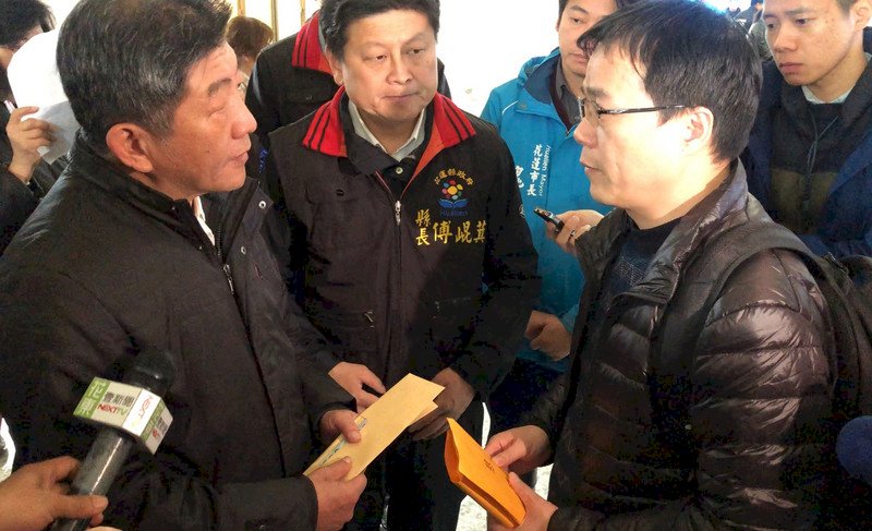 傅崐萁陳時中赴殯儀館 發放慰問金120萬