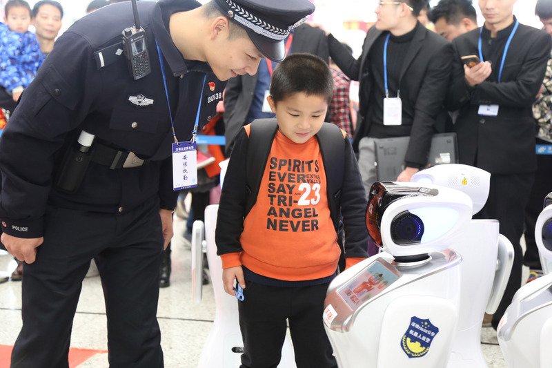 機器人警察編隊 進駐深圳火車站