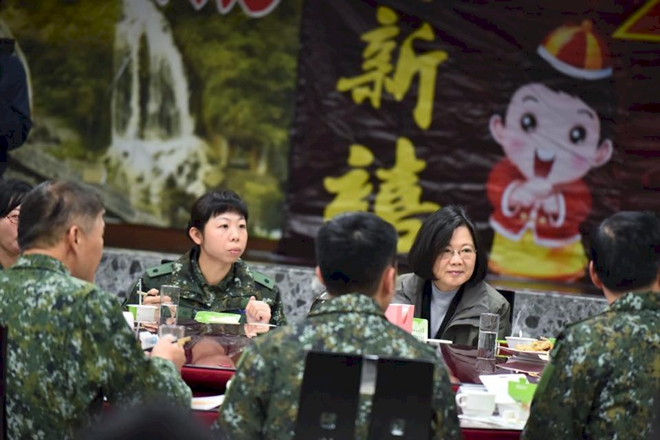 總統在花防部與官兵共進早餐 感謝國軍救災