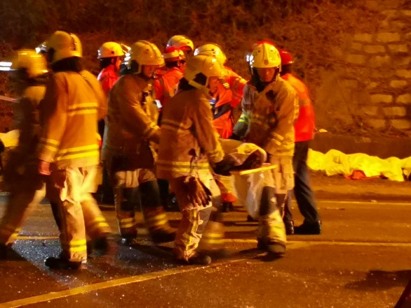 香港雙層公車側翻 已致19死60餘傷