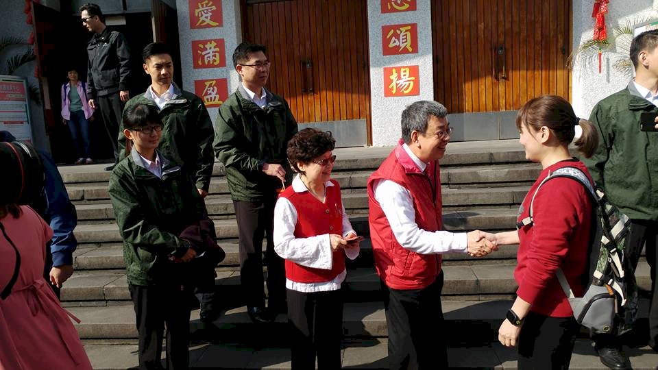 副總統陳建仁初一發福袋 民眾絡繹不絕