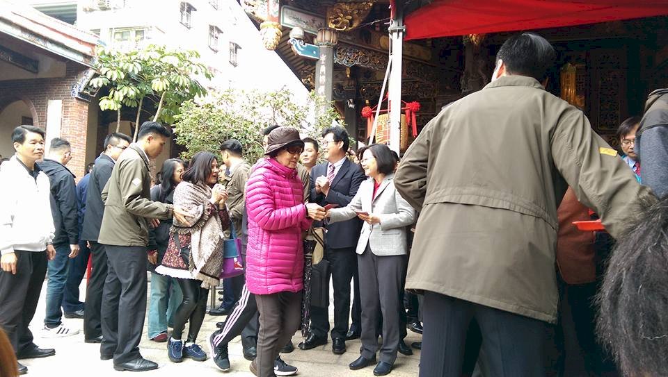 總統保安宮發福袋 民眾踴躍索取