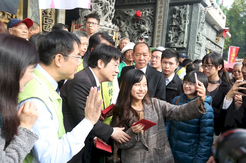 賴清德回台南發紅包  民眾大排長龍