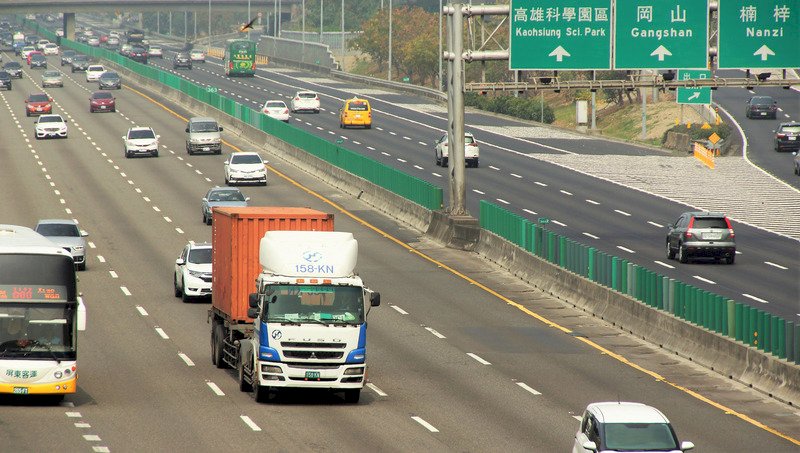 大年初二現車潮 國道高雄路段多壅塞