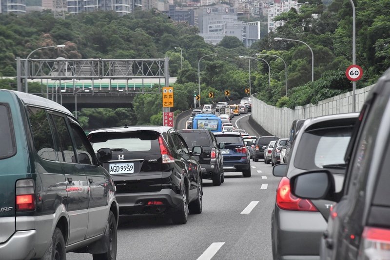 初三湧旅遊車潮 國道啟動高乘載管制