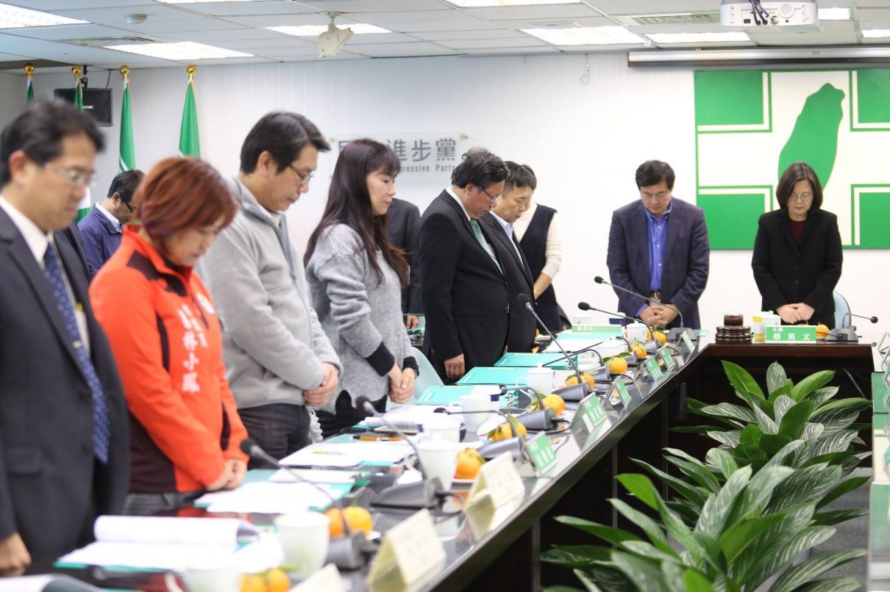 悼花蓮地震 蔡總統率民進黨中執委默哀
