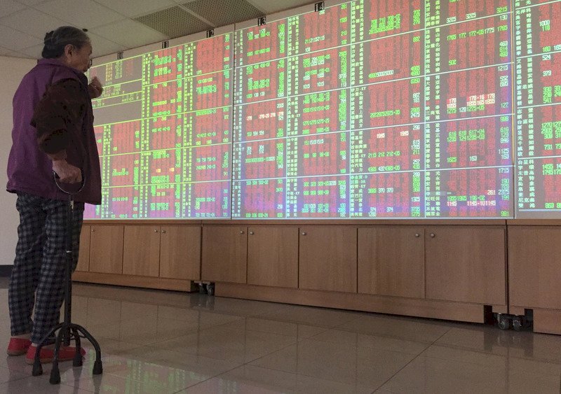 台股大漲132點 重返季線