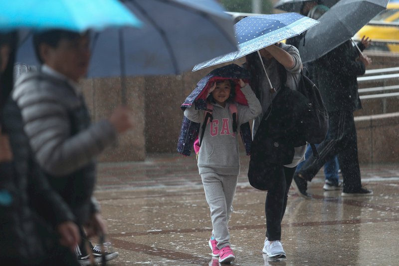 鋒面通過降雨增 外島西半部局部霧