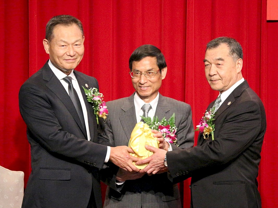 退輔會主委交接 林萬億肯定李翔宙推動年改