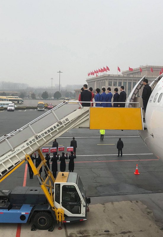 中國兩會前 赴京班機遇政協委員得脫鞋安檢
