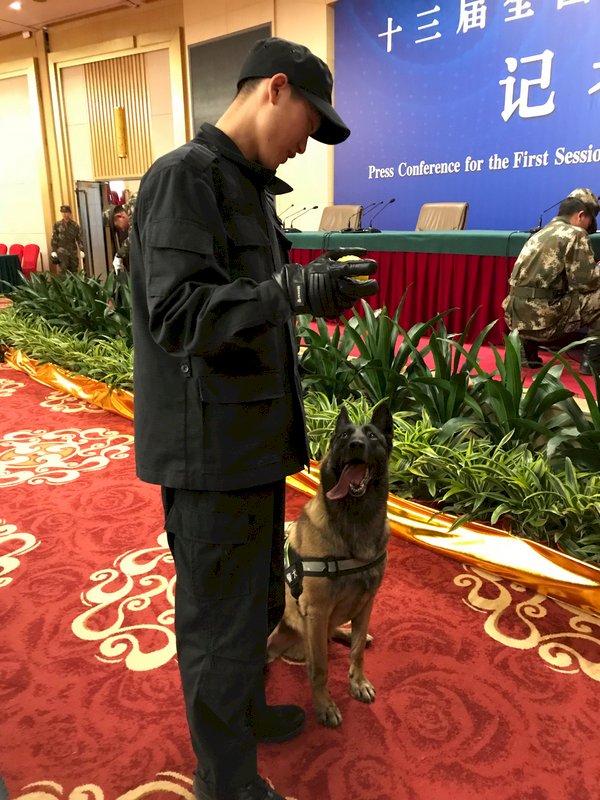 中國兩會在即維穩升溫 軍犬進駐新聞中心