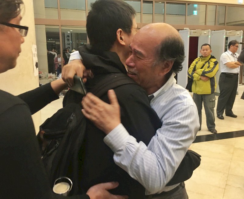慈湖陵寢潑漆案9人到案 毀損罪交保