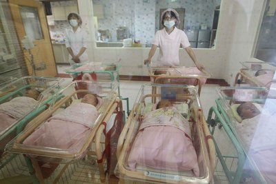 政院修法放寬育嬰留停規定 多項友善育兒措施今上路