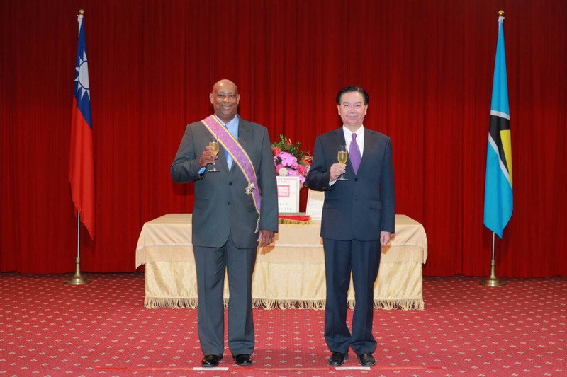 聖露西亞大使將離任 政府贈勳表揚