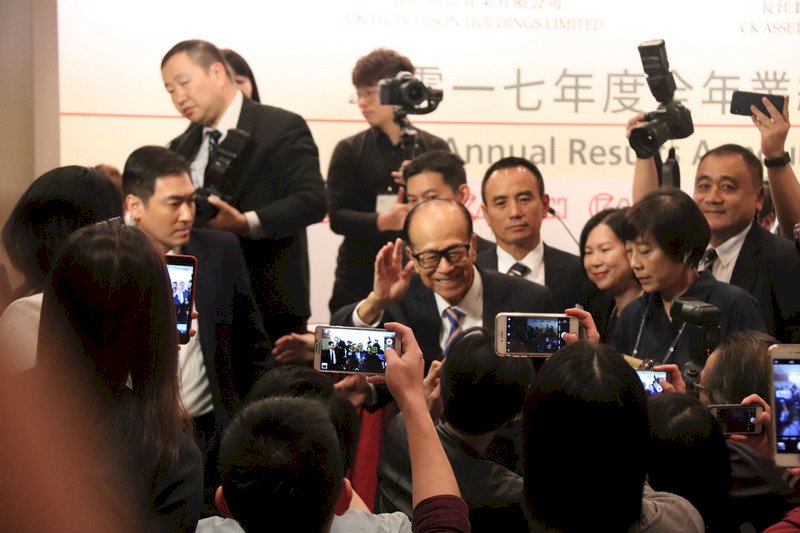 從賣塑膠花到香港首富 超人李嘉誠退休