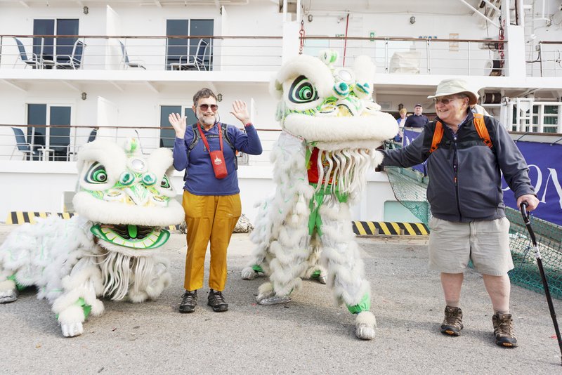 郵輪跳島遊金門 歐美旅客好奇醒獅團