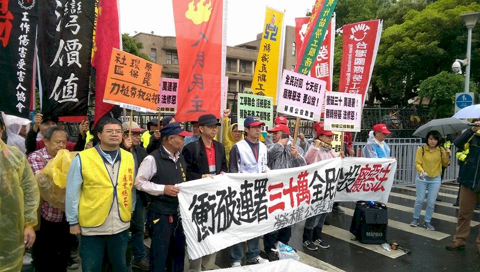 勞權公投二階段連署 衝刺30萬份連署書