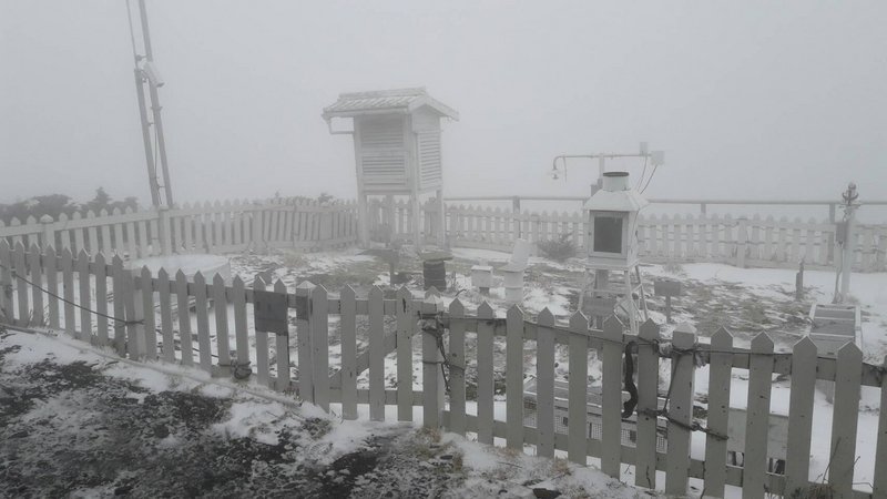 低溫溼度夠 玉山上午飄雪逾2小時