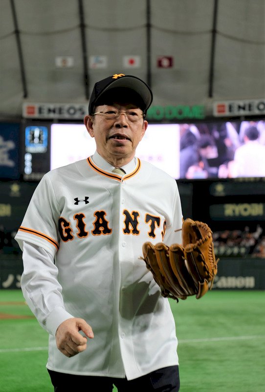日本巨人隊捐款助花蓮 邀謝長廷開球