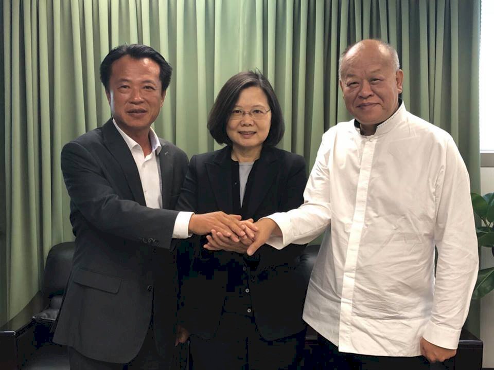 綠營嘉義整合成功 翁章梁張明達相擁喊團結