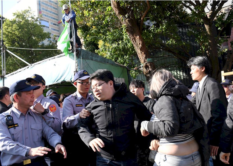 台獨大旗隊非法集會 北市警舉牌蒐證