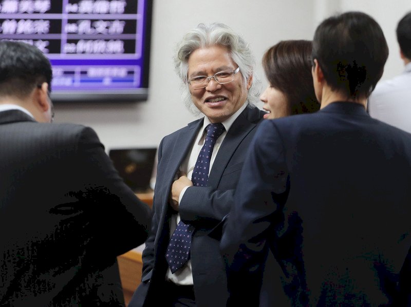 公務員加班換補休期限 擬延長到1年