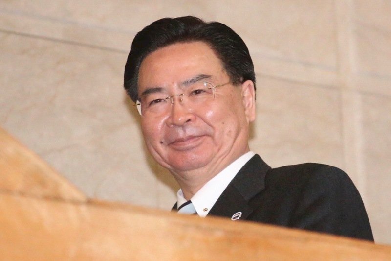 吳釗燮與年輕人員便當會 盼改變外交部文化
