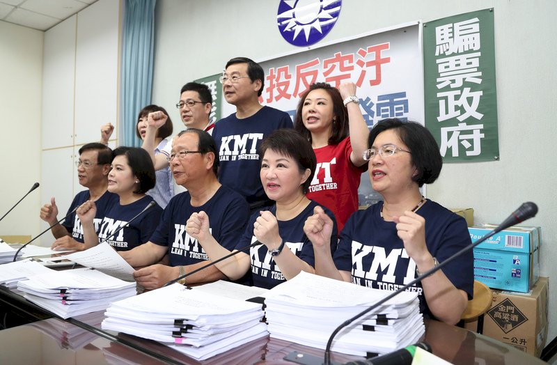 反空污公投 國民黨遞交2.5萬份連署書