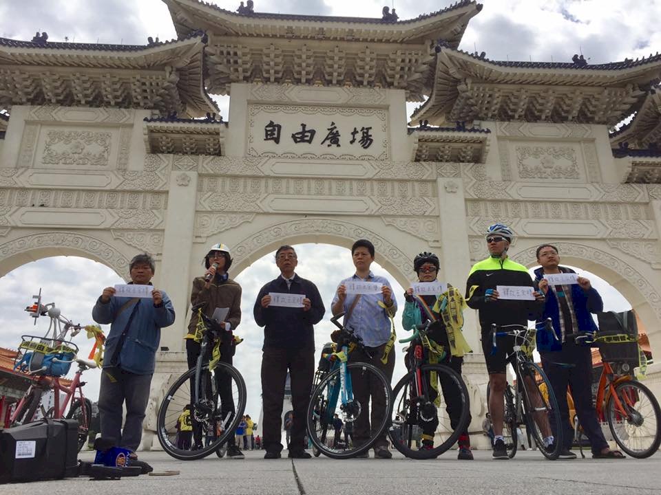 人權團體單車巡講 呼籲關心李明哲案