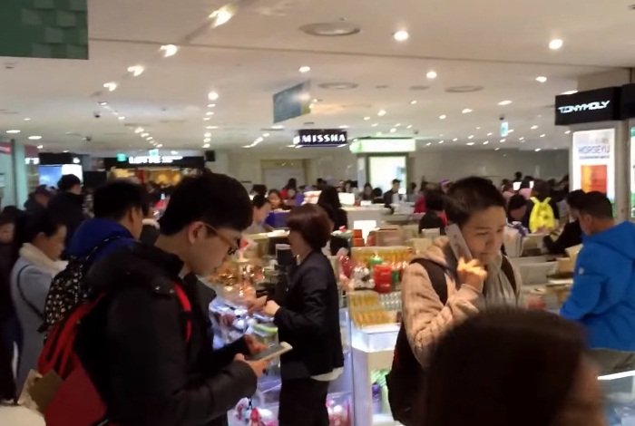 不堪陸客露宿排隊掃貨 韓免稅店祭限售