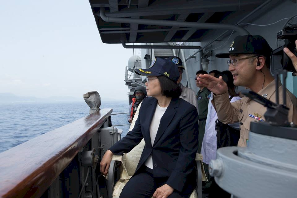 登艦視導戰備抽測 總統：非和對岸互別苗頭