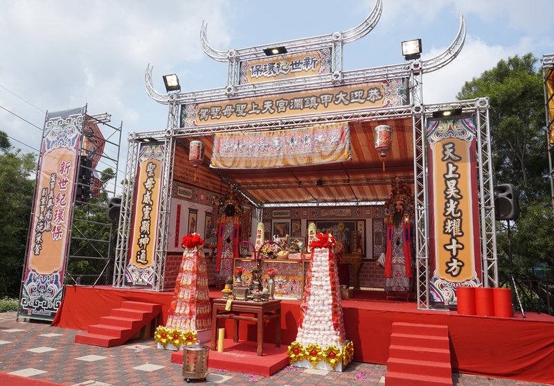 大甲媽遶境 民眾搭神壇點心站歡喜接駕