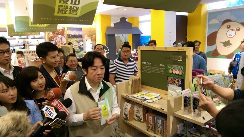 賴揆花蓮行 血拼土產2,096元