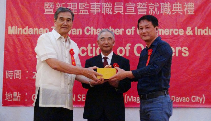 菲棉蘭佬台灣商會交接 承諾支持新南向