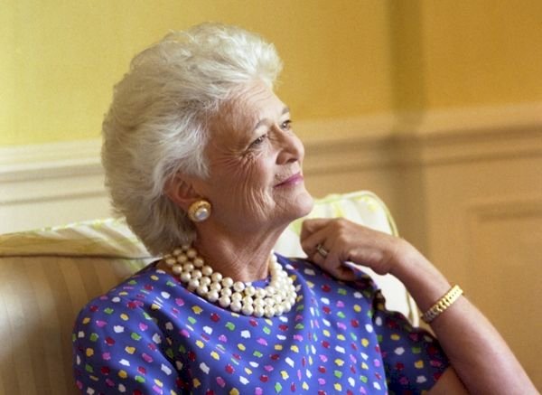 一頭銀髮 美前第一夫人芭芭拉成全民奶奶