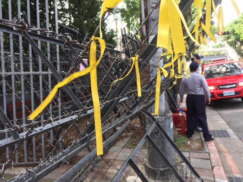 軍改付委明交鋒 朝野議場門口先對壘