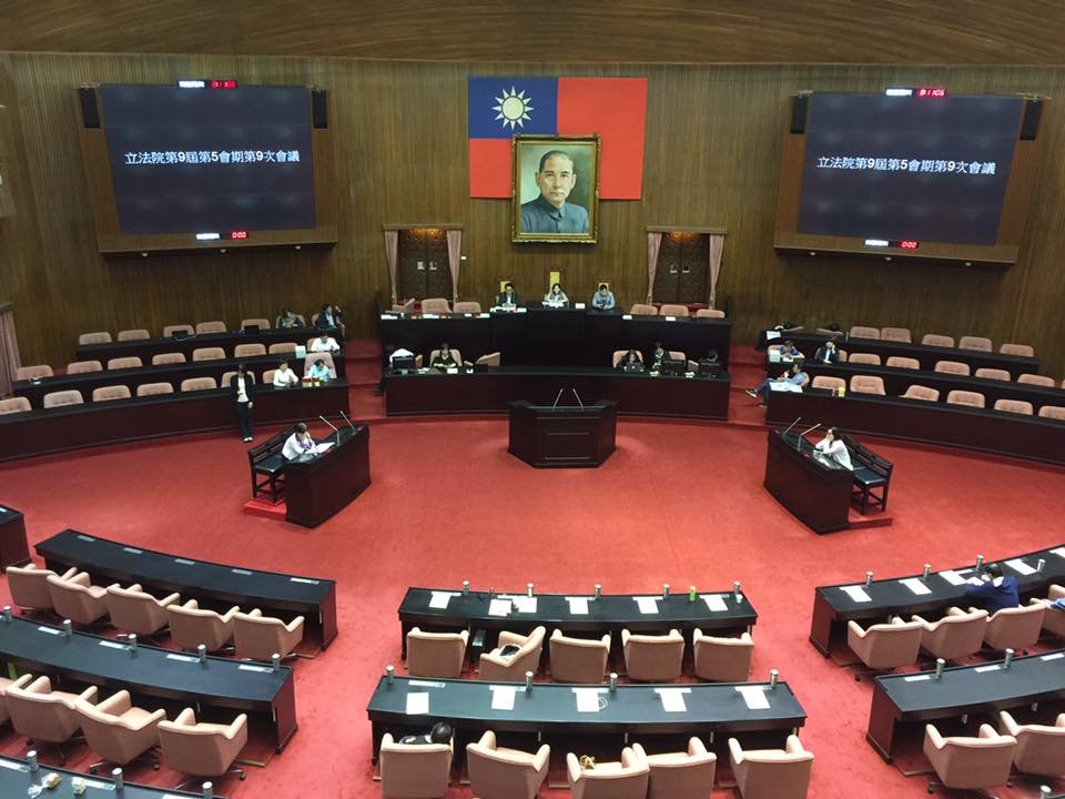 確保軍改草案順利付委 綠委捍衛主席台