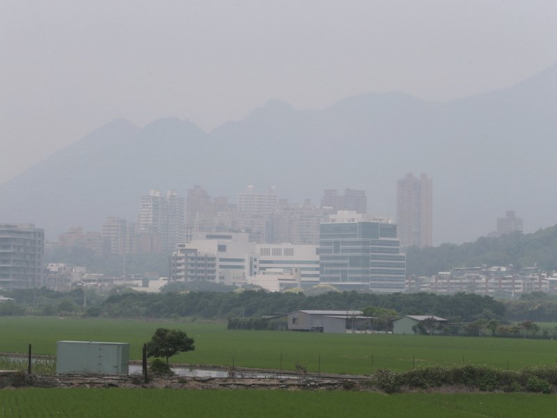 擴散條件差 西半部空氣品質差